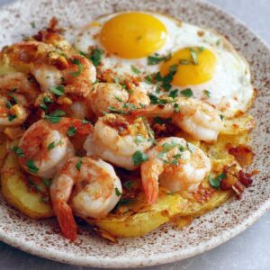 Huevos rotos con gambas