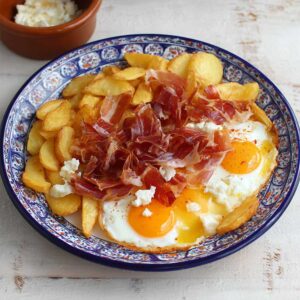 Huevos rotos con jamón de Teruel